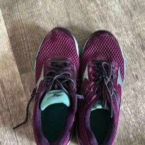 Mizuno women’s running shoes, 8.5